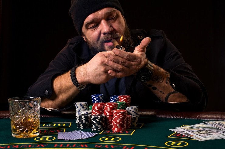 Dealer profesional memandu permainan live casino yang interaktif di platform digital